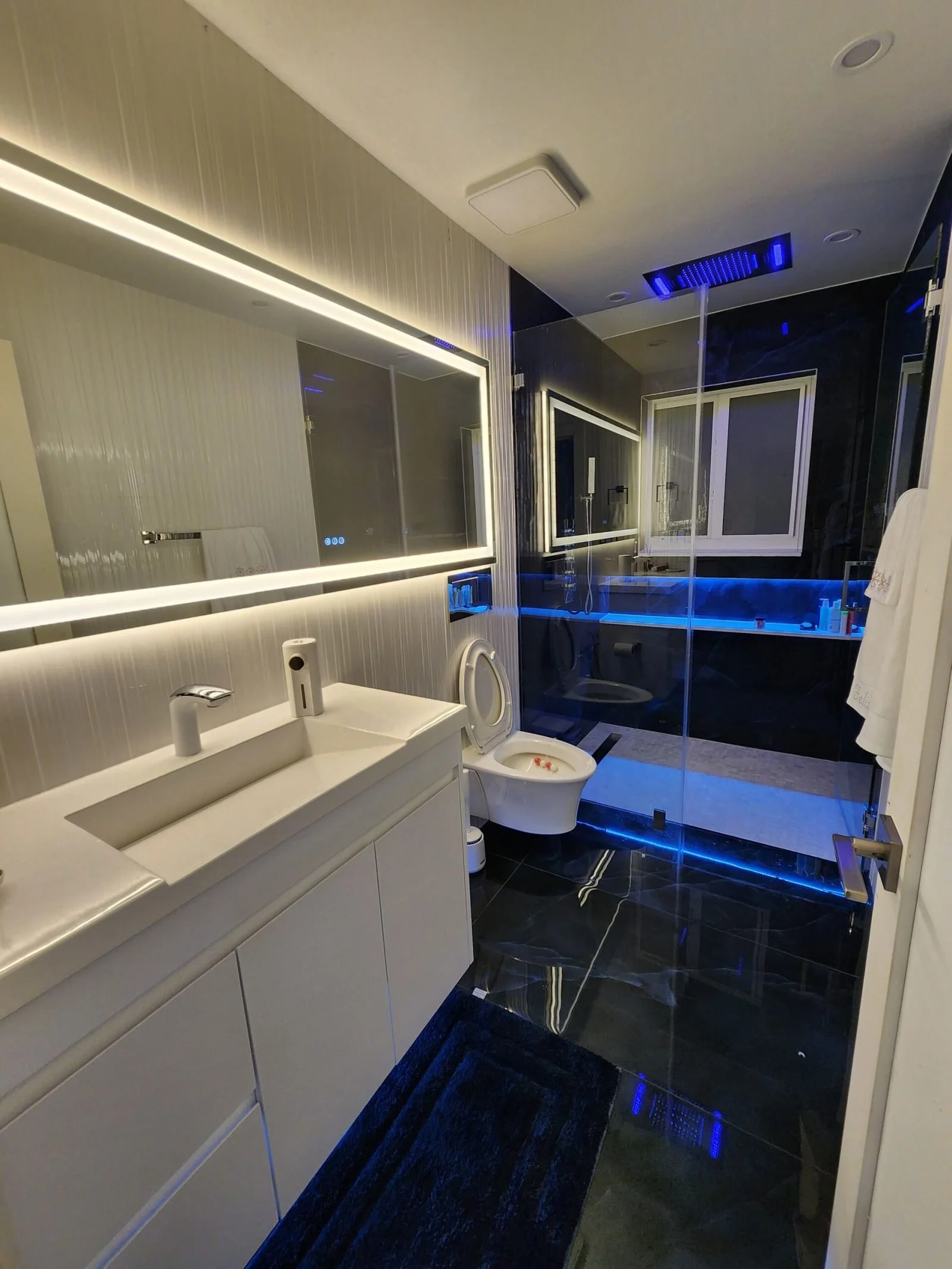 Renovación de baño moderna en Miami, azul y blanco